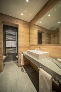 baño grande con lavabo y aseo en Appartamenti presso Hotel Europa, en St. Moritz