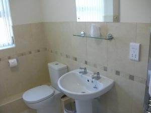 A bathroom at Falcon's Nest Self Catering Apartments