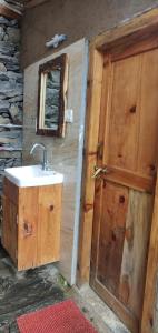Vonios kambarys apgyvendinimo įstaigoje Parvatis Lap Luxury Hostel & Camps