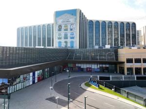 um grande edifício com um parque de estacionamento em frente em LINE FRIENDS presents CASA DE AMIGO em Macau