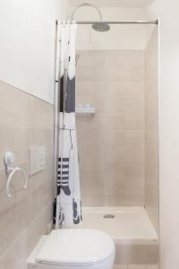 La salle de bains est pourvue d'une douche et de toilettes. dans l'établissement Ogliastra Apartment Rooms, à Cagliari