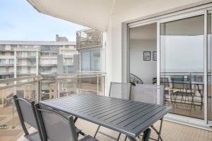 a table and chairs on a balcony with a view at Très bel appartement avec vue sur mer à Pornichet in Pornichet