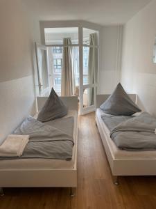a bedroom with a bed, a desk and a window at Apartments am Brandenburger Tor in Berlin