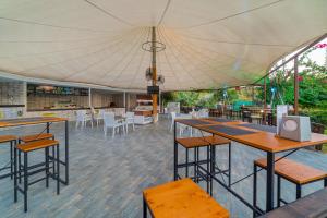 A restaurant or other place to eat at Justiniano Deluxe Resort