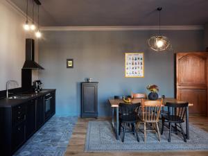 - une cuisine avec une table et des chaises dans la chambre dans l'établissement La Petite Histoire gîtes-appartements, à Ath 17 autres photos