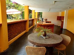 een kamer met een tafel en stoelen en een keuken bij Hermosa Villa Hospedaje in Trujillo