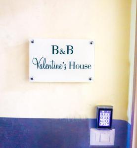 ein Schild für ein Valentinshaus an der Wand in der Unterkunft Valentine’s house in Neapel