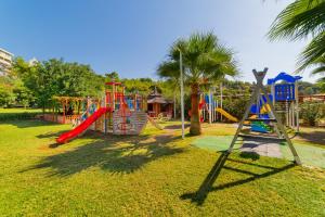 een park met een speeltuin met een glijbaan bij Justiniano Deluxe Resort in Okurcalar