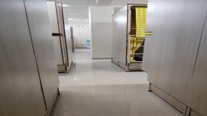 Ein Badezimmer in der Unterkunft Abuzz Oxfordcaps Imperial Heights Mussoorie Dehradun