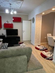 een woonkamer met een bank en een tafel bij Essy's Apartment in Korçë