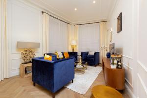 A seating area at Royal Apartment Kopernika by Renters Prestige