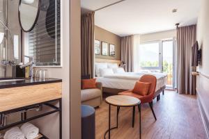ein Hotelzimmer mit einem Bett und einem Badezimmer in der Unterkunft aja Garmisch-Partenkirchen in Garmisch-Partenkirchen + 37 Fotos