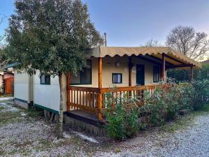 Zdjęcie z galerii obiektu Toskana-Viareggio-Chalet-Zona-Rosa-1-mit-Klimaanlage-und-Wlan w Viareggio