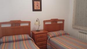 Giường trong phòng chung tại Casa Rural el Maestro II