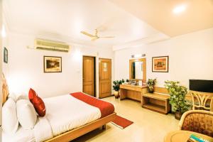 um quarto com uma cama e uma televisão em Octave Crystal Heights em Bangalore