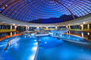 Bazén v ubytování Trubarjev Art Boutique hotel nebo v jeho okolí
