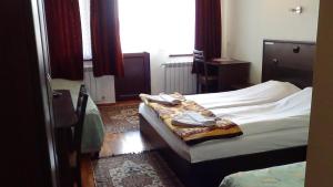 Un pat sau paturi într-o cameră la Family Hotel Medven - 1