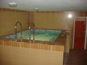 Galeriebild der Unterkunft Family Hotel Medven - 1 in Medven