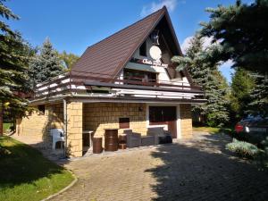 a building with a table and chairs in front of it at Chata Sofia Námestovo in Námestovo