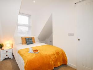 een slaapkamer met een bed met een bord eten erop bij Portside in Weymouth