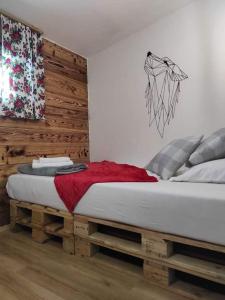 מיטה או מיטות בחדר ב-Chałpa na skarpie