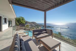 ein Blick auf das Meer vom Balkon eines Hauses in der Unterkunft Villa Velazquez Canyelles Almadrava - Immo Barneda in Roses