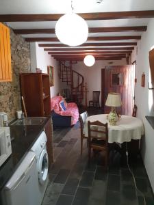 Una cocina y un comedor con mesa y sillas. en Casa do Rio 1, en Janeiro de Baixo