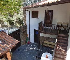 un patio de una casa con una mesa y un banco en Casa do Rio 1, en Janeiro de Baixo