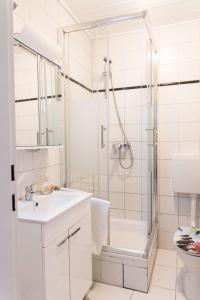 達姆施塔特的住宿－Apart-2-OG-Nr2，带淋浴和盥洗盆的白色浴室