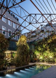un patio con piscina en un edificio en Hotel Hotel - Member of Design Hotels en Lisboa