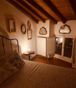 ein Schlafzimmer mit einem großen Bett und einem Fenster in der Unterkunft Appartamento con cortile privato e splendida vista in Viterbo