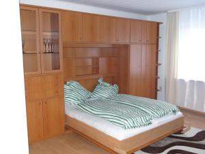 um quarto com uma cama e um armário de madeira em Apart-EG-01 em Darmstadt