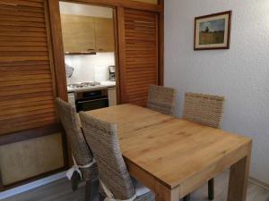 a wooden table and chairs in a kitchen at Appartement Chamonix-Mont-Blanc, 2 pièces, 5 personnes - FR-1-517-39 in Chamonix