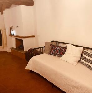 Een bed of bedden in een kamer bij Appartamento con cortile privato e splendida vista