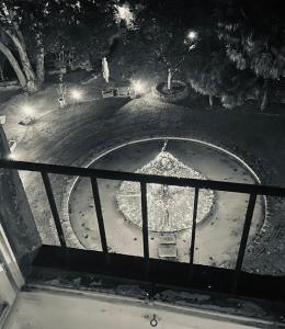 ein schwarz-weißes Foto eines Kreisverkehrs in der Nacht in der Unterkunft Appartamento con cortile privato e splendida vista in Viterbo