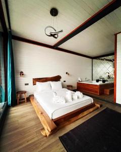Posteľ alebo postele v izbe v ubytovaní SAPANCA KIYI BUNGALOV&CAFE