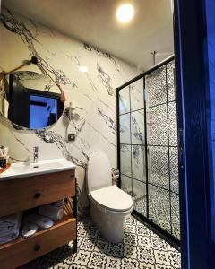 a bathroom with a toilet and a sink at SAPANCA KIYI BUNGALOV&CAFE in Sakarya +48 photos