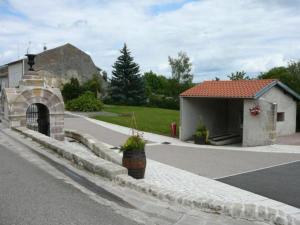 a road with a building and a building with a barrel at Charmant Gîte en Lorraine, Proche Nancy et Vosges, Terrasse et Confort Tout Équipé - FR-1-584-59 in Rozelieures