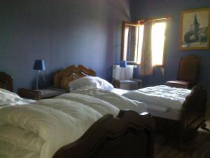 1 Schlafzimmer mit 2 Betten und einem Fenster in der Unterkunft Gîte Futeau, 4 pièces, 6 personnes - FR-1-585-13 in Futeau