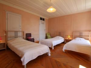 Katil atau katil-katil dalam bilik di Gîte Mazerat-Aurouze, 5 pièces, 9 personnes - FR-1-582-217
