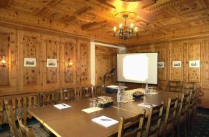 The business area and/or conference room at Relais Bayard