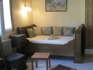 Ένα ή περισσότερα κρεβάτια σε δωμάτιο στο Gîte cosy avec terrasse, garage et barbecue près de Verdun - FR-1-585-20