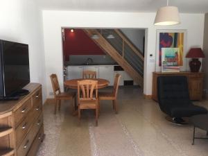 Μια τηλεόραση ή/και κέντρο ψυχαγωγίας στο Gîte au Calme Proche de Nancy avec Terrasse Privative et Parking - FR-1-584-103