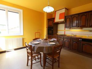 Kuchyň nebo kuchyňský kout v ubytování Gîte rénové avec terrasse près de Retournac - FR-1-582-248 + 3 fotografie