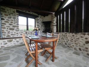 Φωτογραφία από το άλμπουμ του Maison de caractère avec terrasse à 300m de l'Allier, idéale pour pêche, détente et activités familiales - FR-1-582-208 σε Villeneuve-dʼAllier
