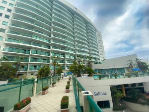 a large building with a walkway in front of it at Suite en Colón Miramar con Netflix para 8 personas in Salinas