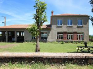 Zahrada ubytování Gîte familial avec charme d'école, terrasse, terrain clos, proche gorges de la Loire et sites naturels - FR-1-582-185