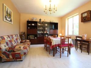 Posezení v ubytování Gîte familial avec charme d'école, terrasse, terrain clos, proche gorges de la Loire et sites naturels - FR-1-582-185