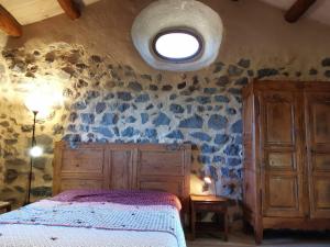 1 dormitorio con cama y ventana redonda en Élégante maison de maître XVIIIe, jardin clos 500m², nature, proche Puy-en-Velay, 11 pers., cosy & confort - FR-1-582-315, en Arsac-en-Velay