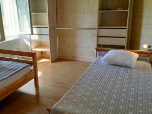 um quarto com uma cama com uma almofada no chão em Gîte Les Clouzeaux, 3 pièces, 4 personnes - FR-1-426-288 em Les Clouzeaux
